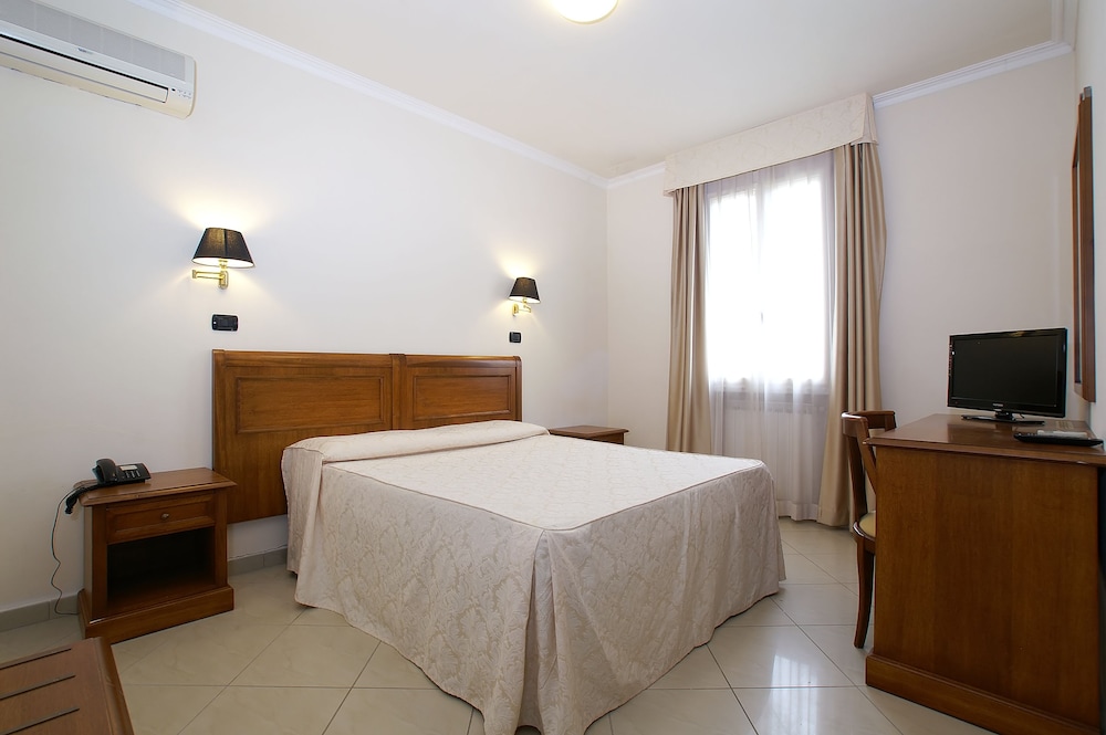 Coluccini Hotel 11/33