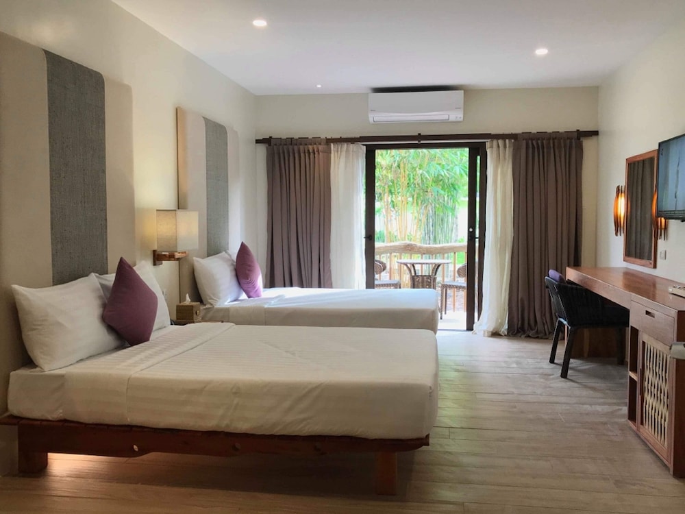 Bluewater Panglao Beach Resort 5/43