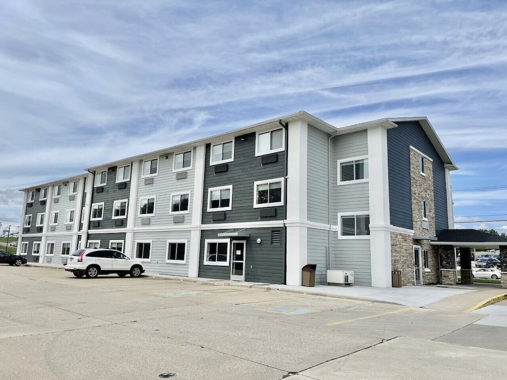 AmericInn by Wyndham Quincy 1/32