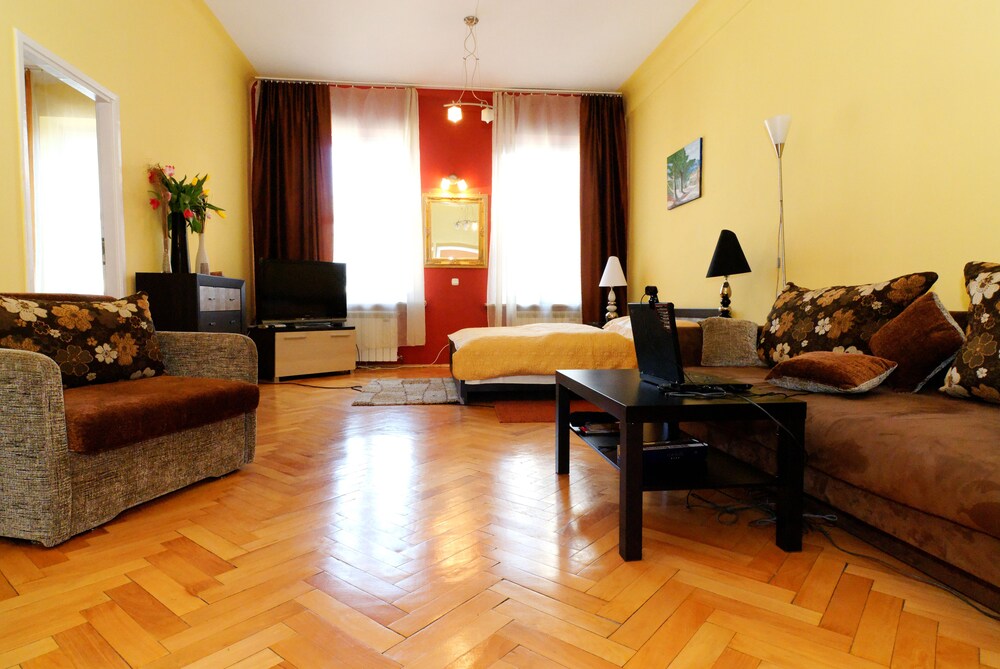 P&J Apartments 33/50