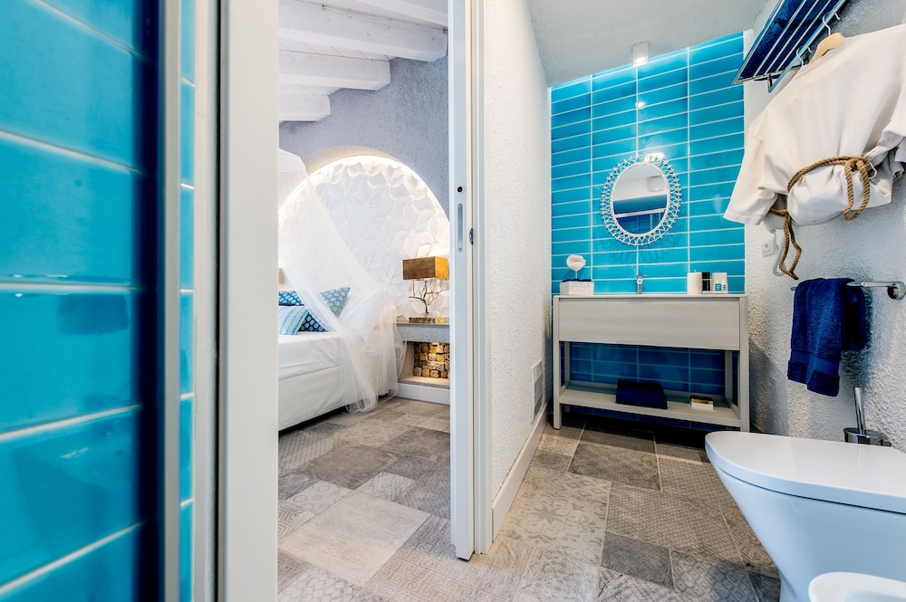 CAPO BLU BOUTIQUE HOTEL 61/62
