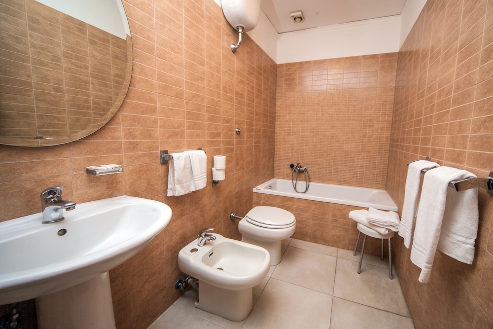 ROOM, QUADRUPLE