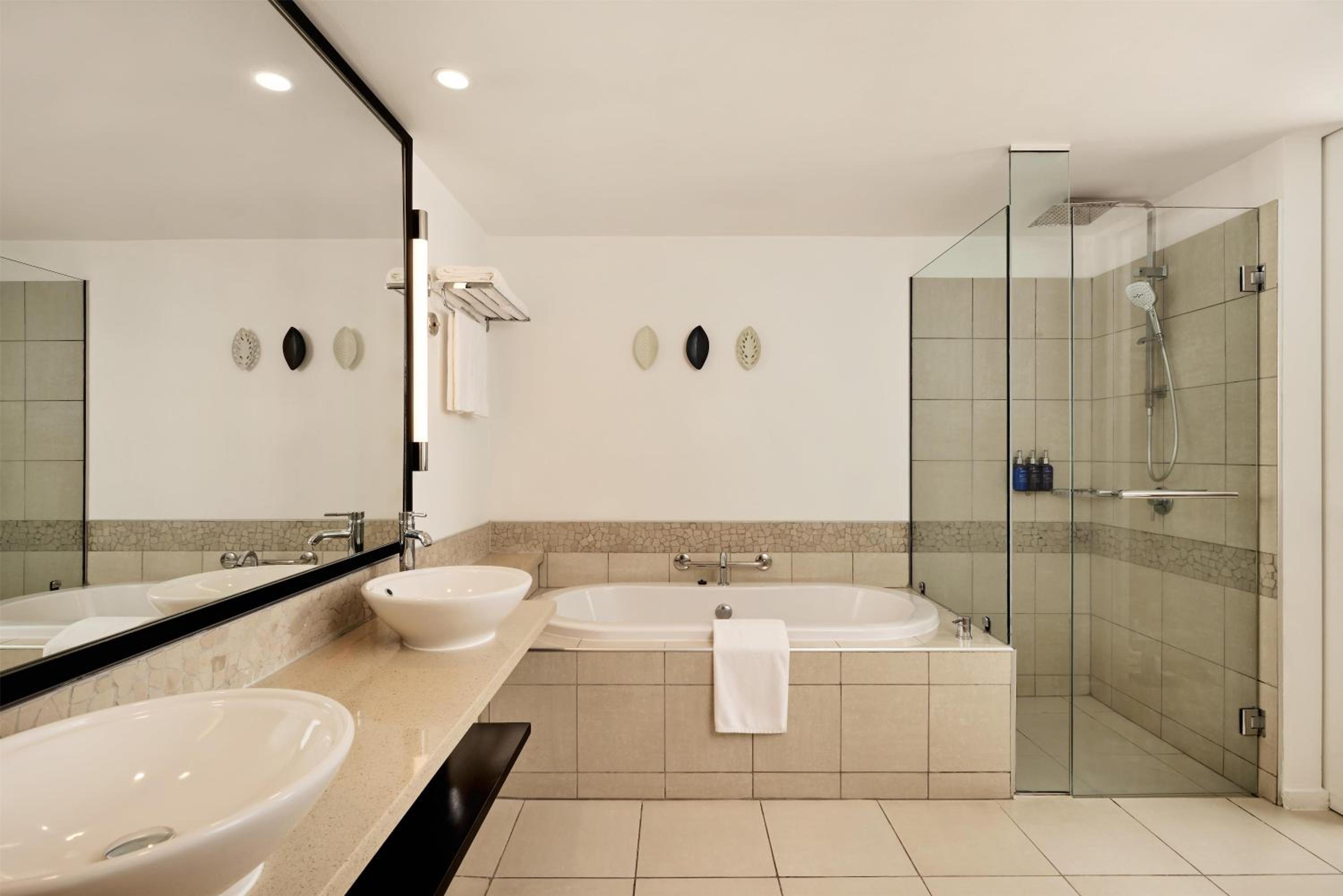 1 Bedroom, Garden, Courtyard, Suite, King Bed, Radisson Blu Resort Fiji Denarau Island 2/3