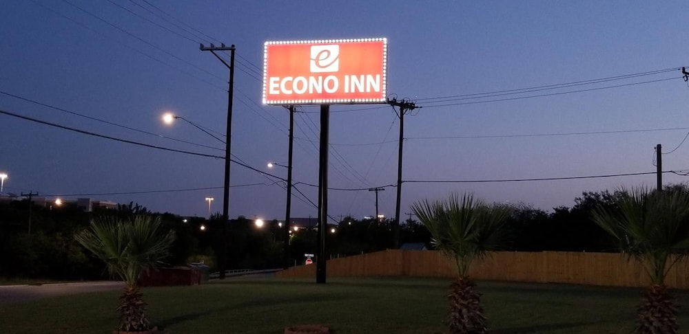 Econo Inn Lackland AFB Seaworld photo5