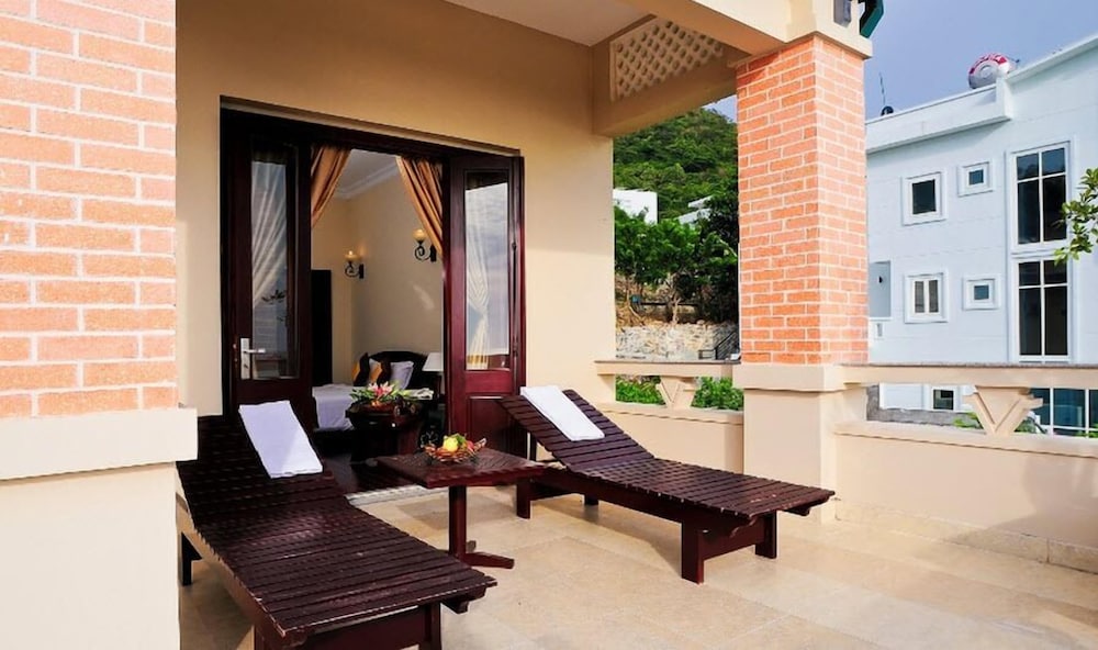 Beachfront Hotel 45/57
