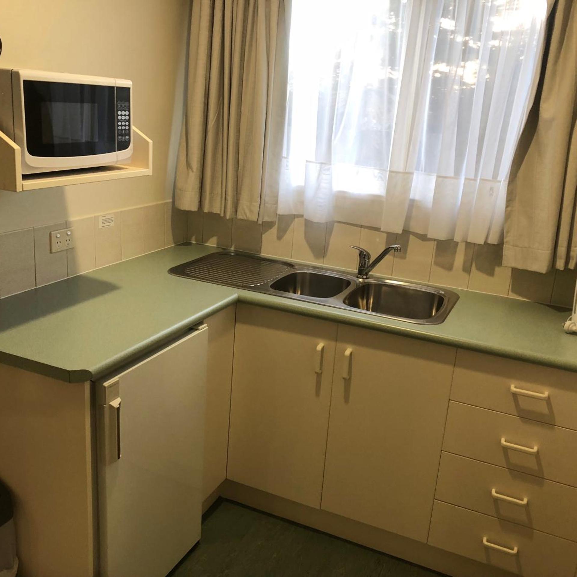 SHEFFIELD MOTOR INN 27/43