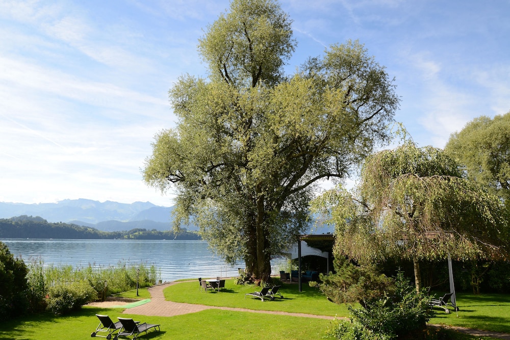 Schloss Hotel Swiss Chalet Merlischachen 52/54