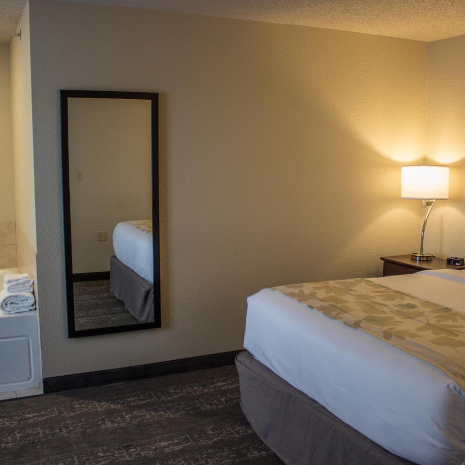 جناح ديلوكس بسرير كوين بغرفتين لذوي الإعاقة، Cobblestone Suites Oshkosh 2/5