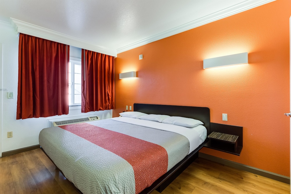 Motel6 San Jose, CA - Convention Center 30/60