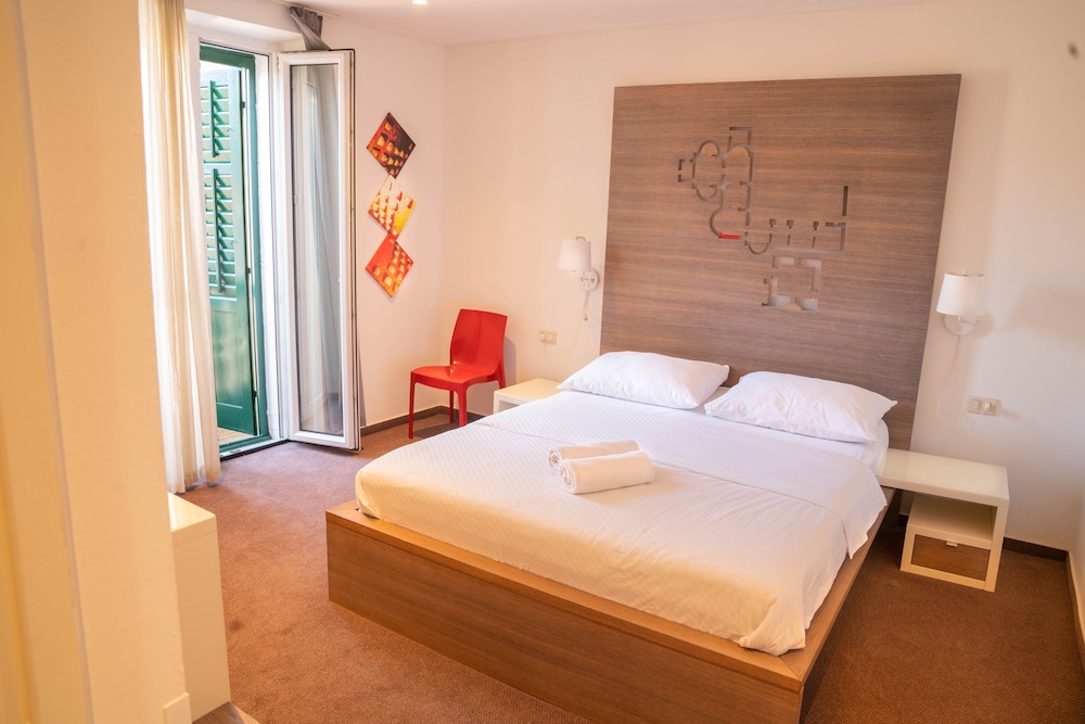 STANDARD, KING BED