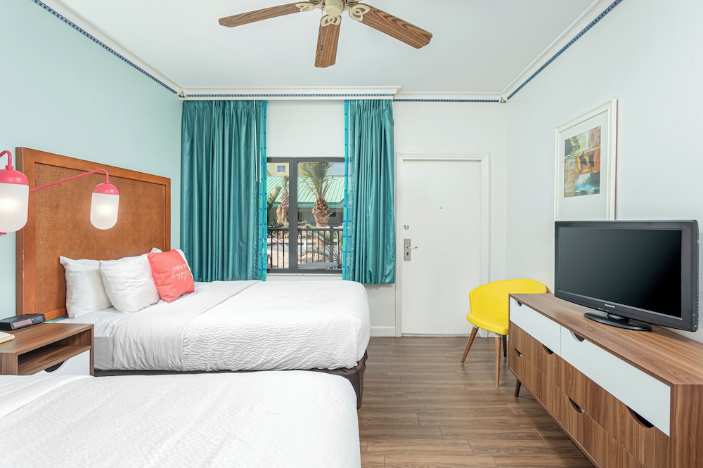 Deluxe, 2 Queen Beds, Pool Side