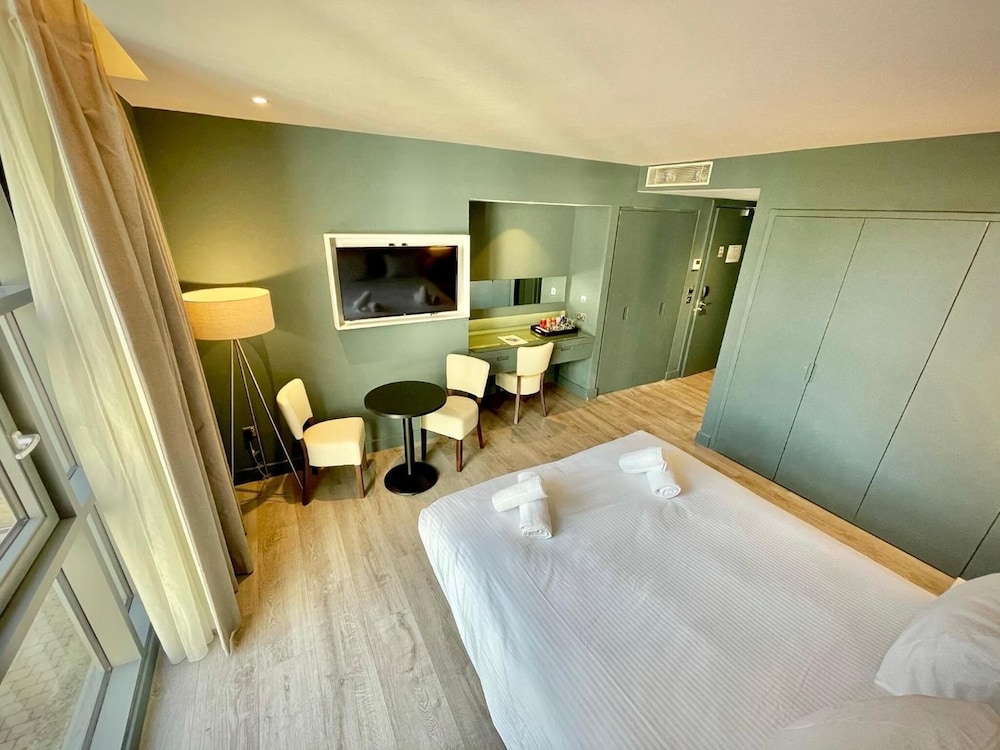 Axiom Park Hotel 12/50