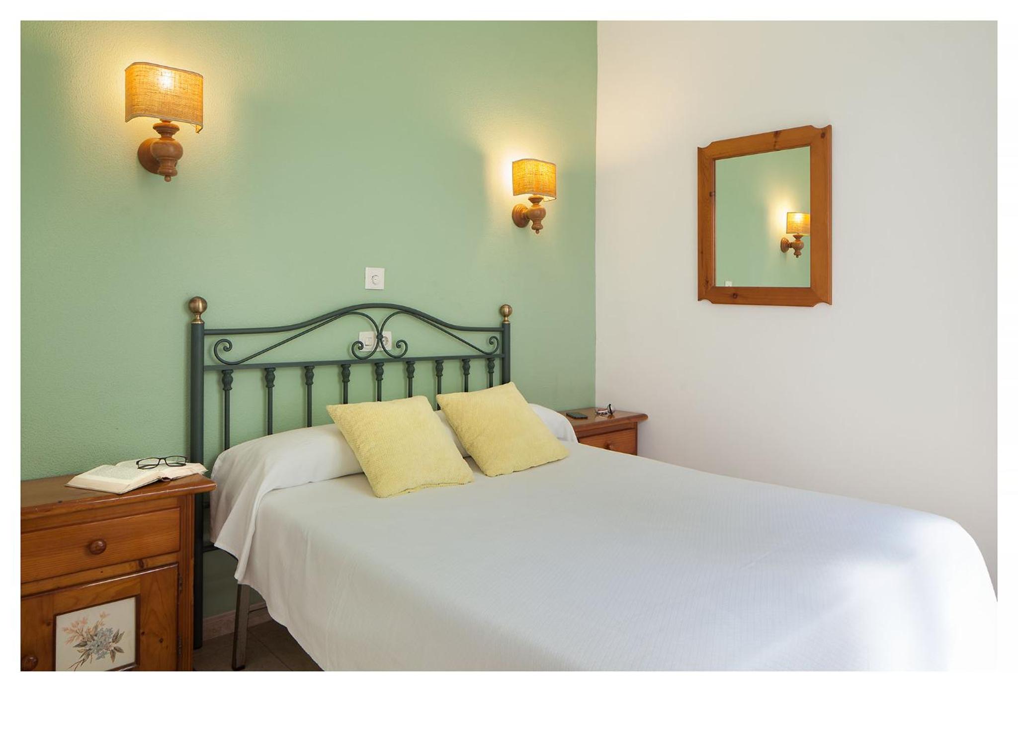ROOM, SINGLE