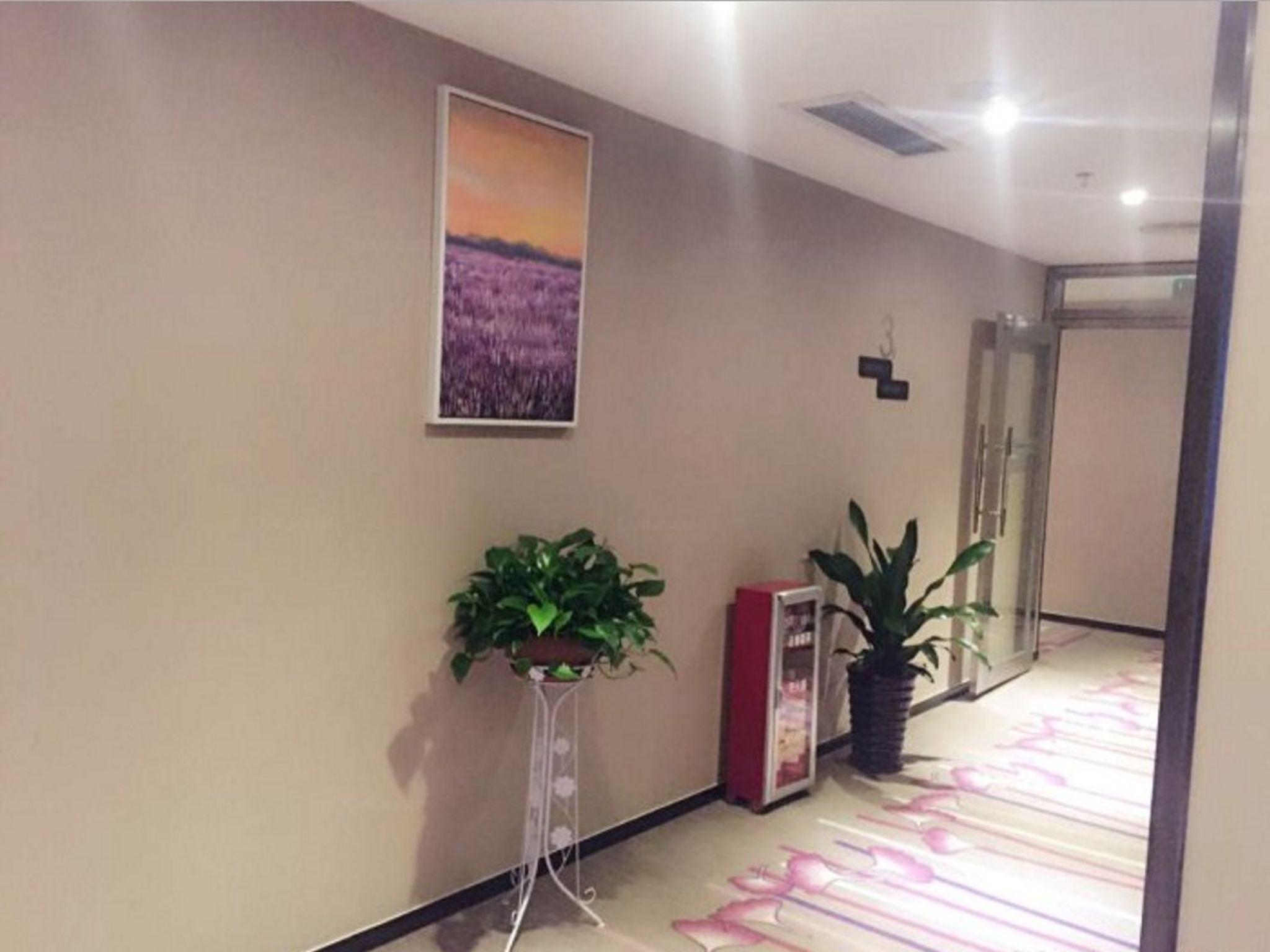 Lavande Hotel (Shanghai Zhangjiang Guanglan Road Metro Station) 6/24