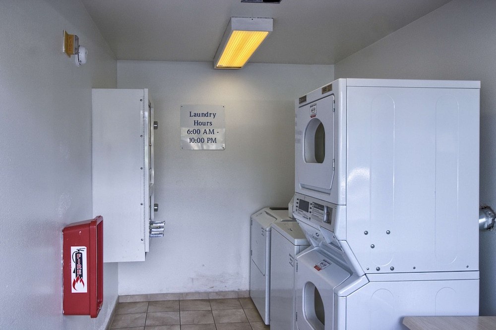 Motel6 Everett, WA - North 24/38