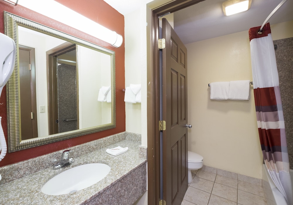 Red Roof Inn and Suites Cincinnati North Mason 28/28
