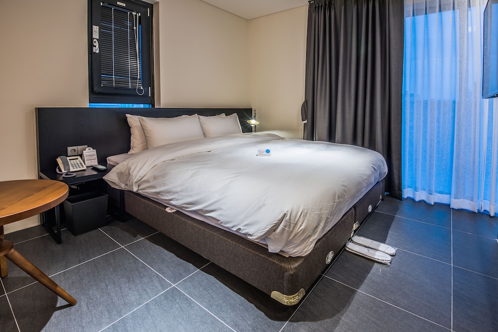 Rivertain Hotel 24/74