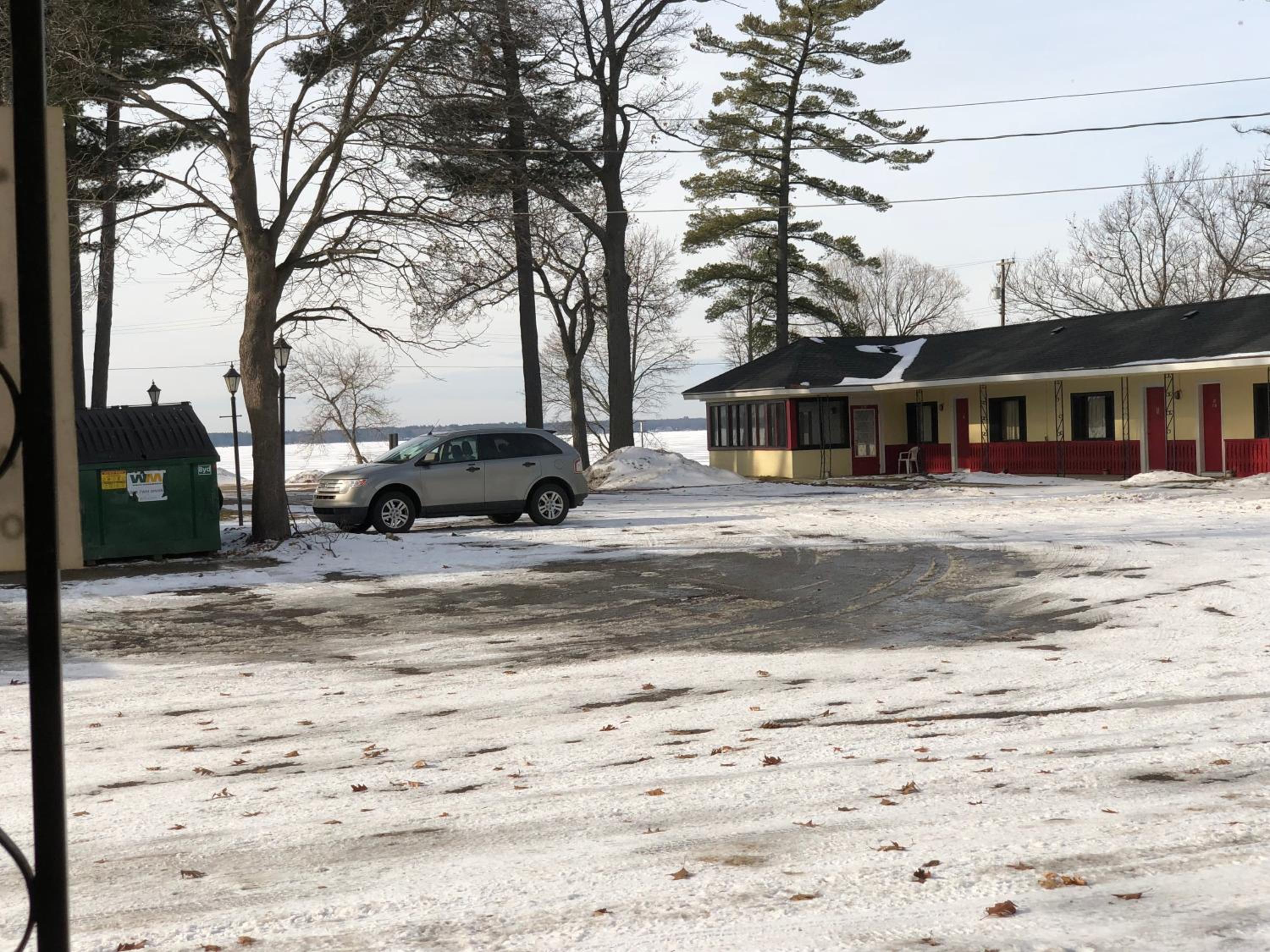 Sun 'n Snow Motel 38/50