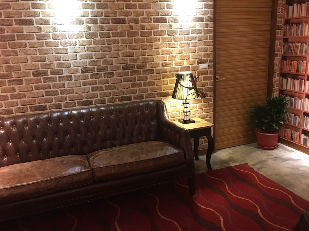 Golden Hotel 31/45