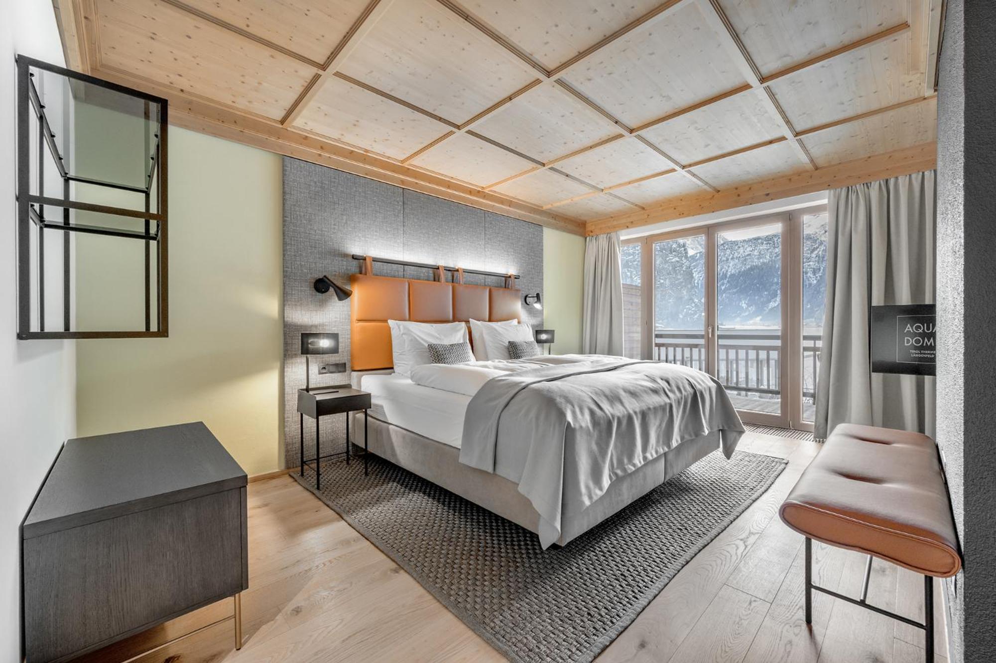 Junior Suite, Queen Bed, South Wing