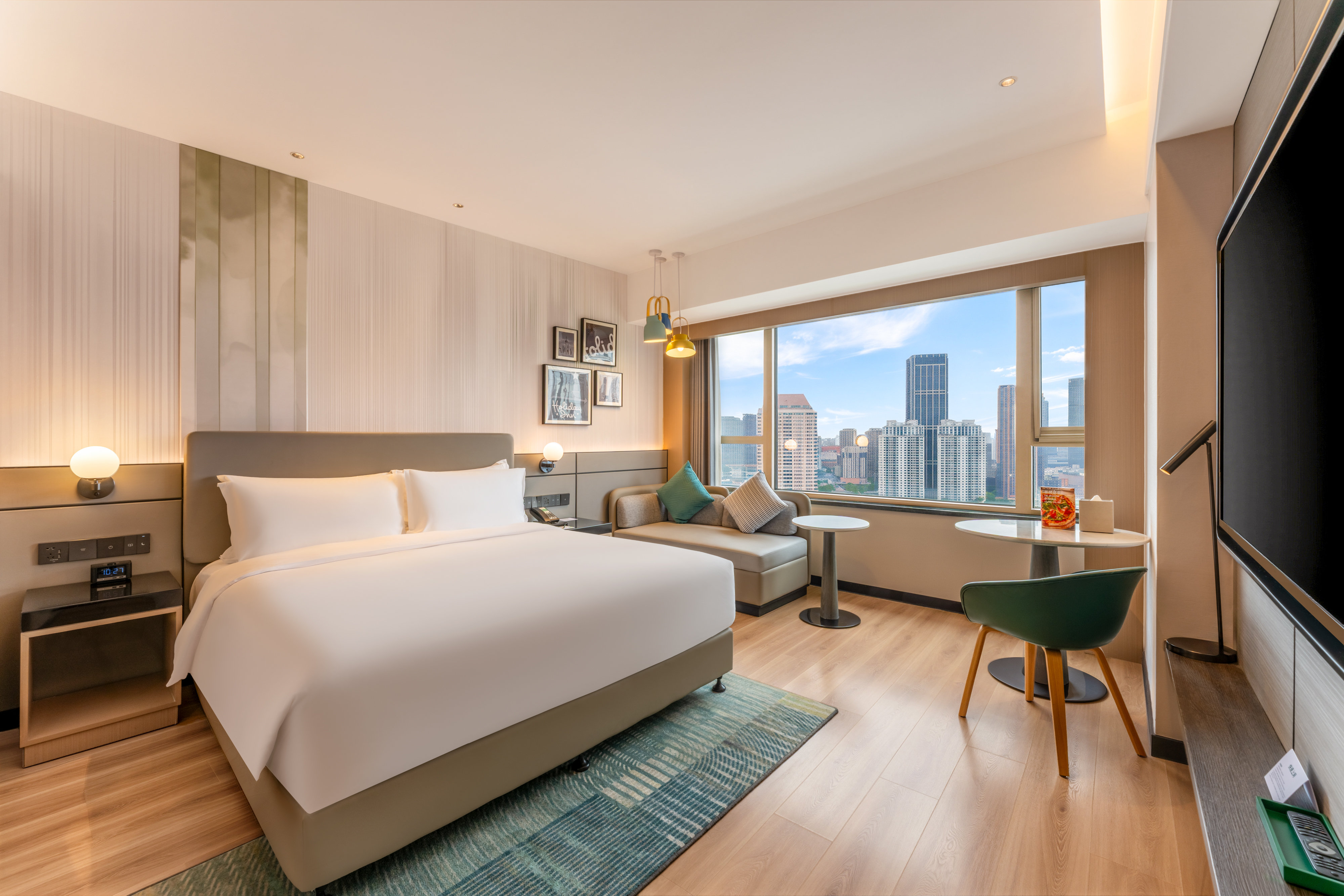 Holiday Inn Shanghai Nanjing Road 27/75