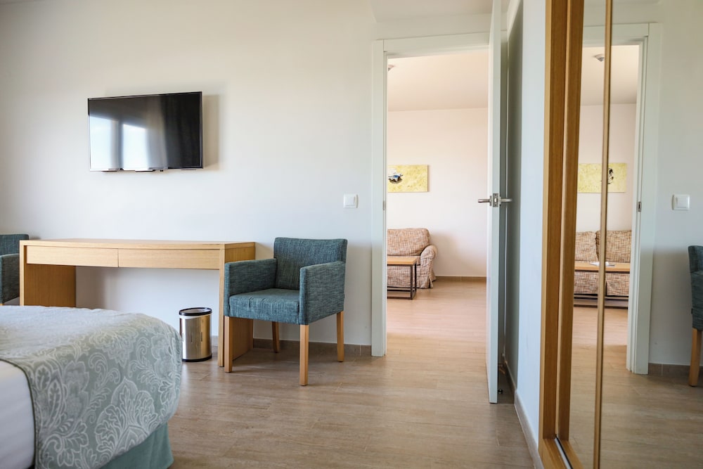 Hotel Santo Tomas - Es Migjorn Gran 33/50