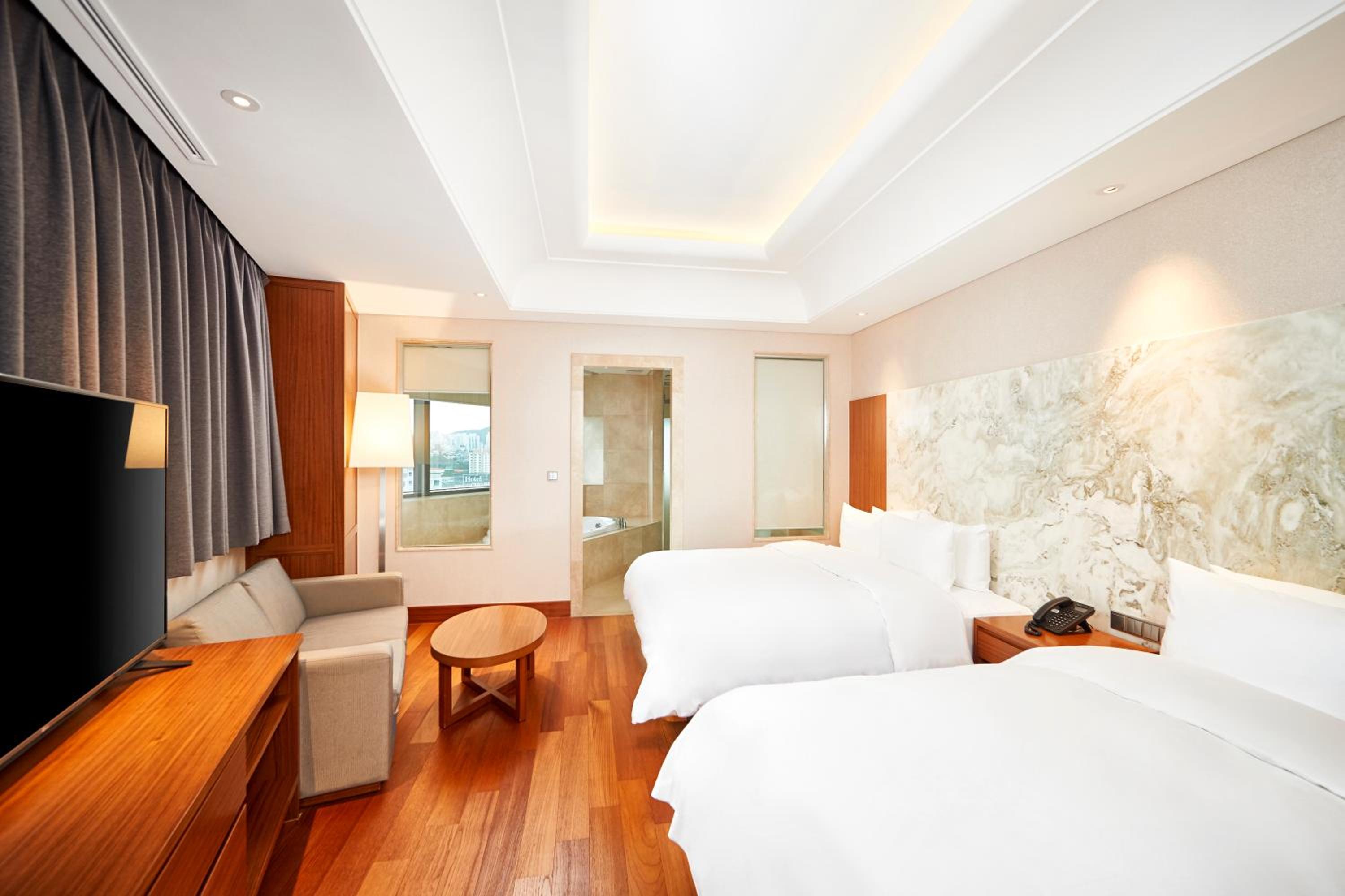 Junior Suite, 1 King and 1 Single Beds