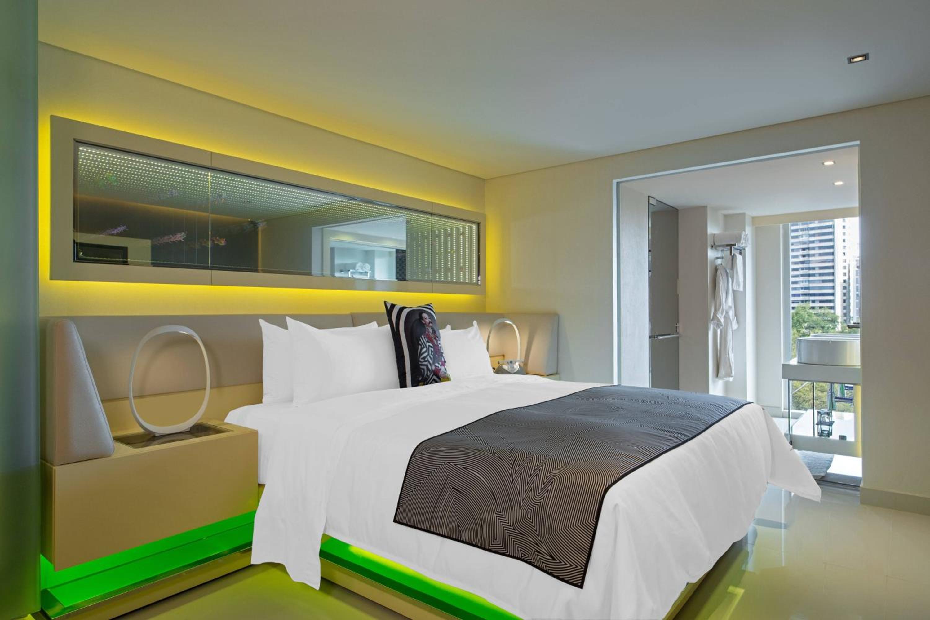 Deluxe, King Bed, Partial City View