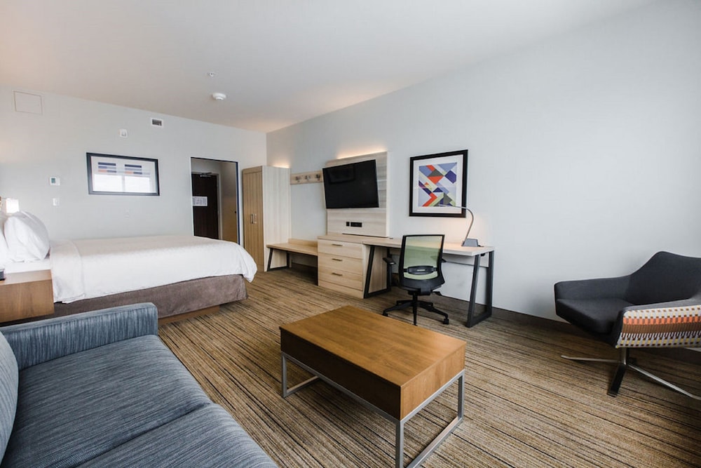 Holiday Inn Express Suites Edmonton N St Albert 47/72