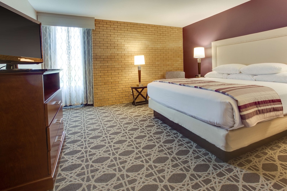ROOM, KING BED, SOFA, BATHTUB, HIGH FLOOR, ACCESSIBLE