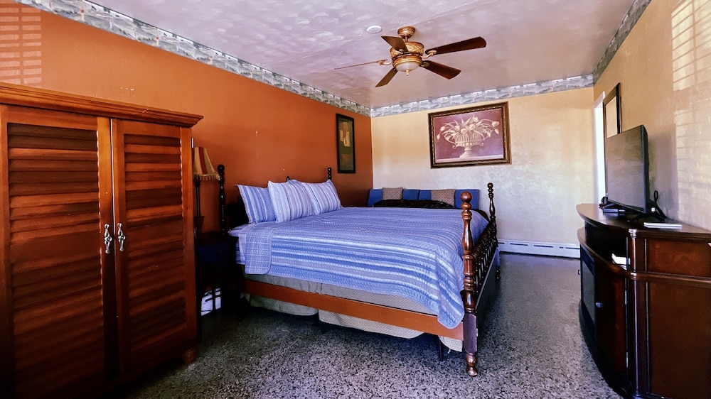 ROOM, KING BED