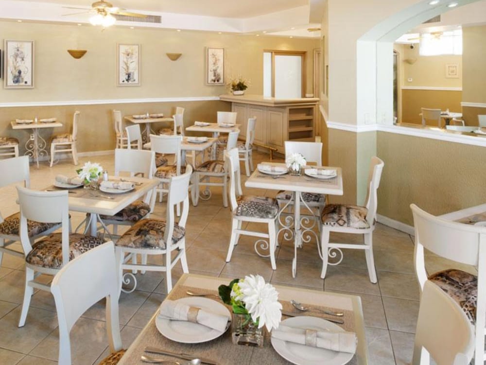 HOTEL AND SUITES QUINTA MAGNA 26/34