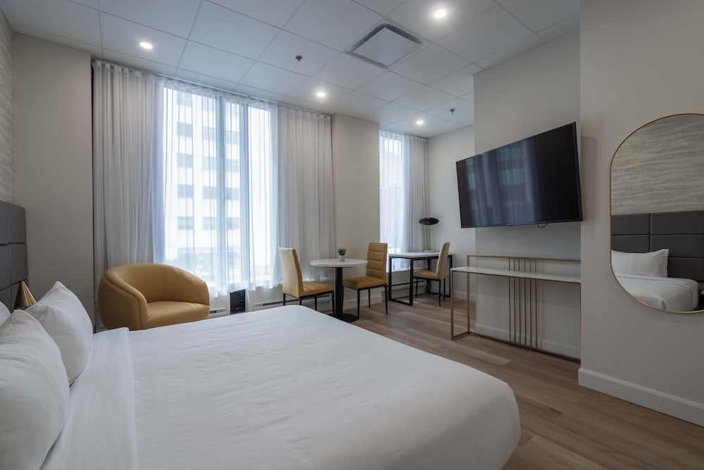 SUITE, KING BED