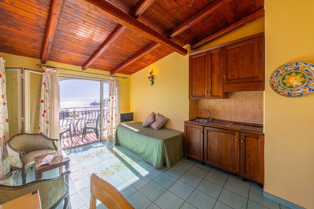 Mendolia Beach Hotel 17/47
