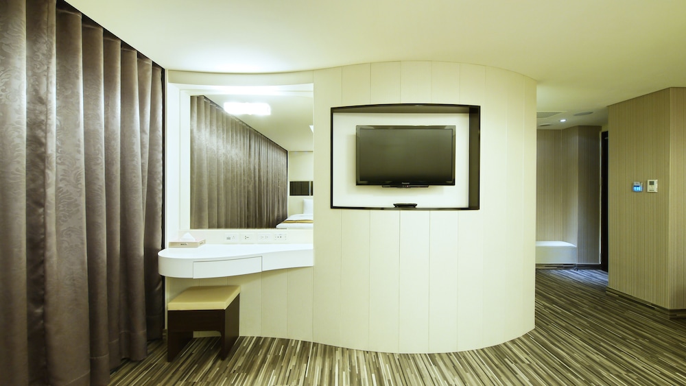 Harmonious Hotel 43/48