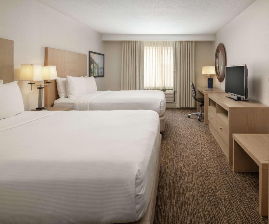 Room, 2 Queen Beds, Bathtub, Accessible