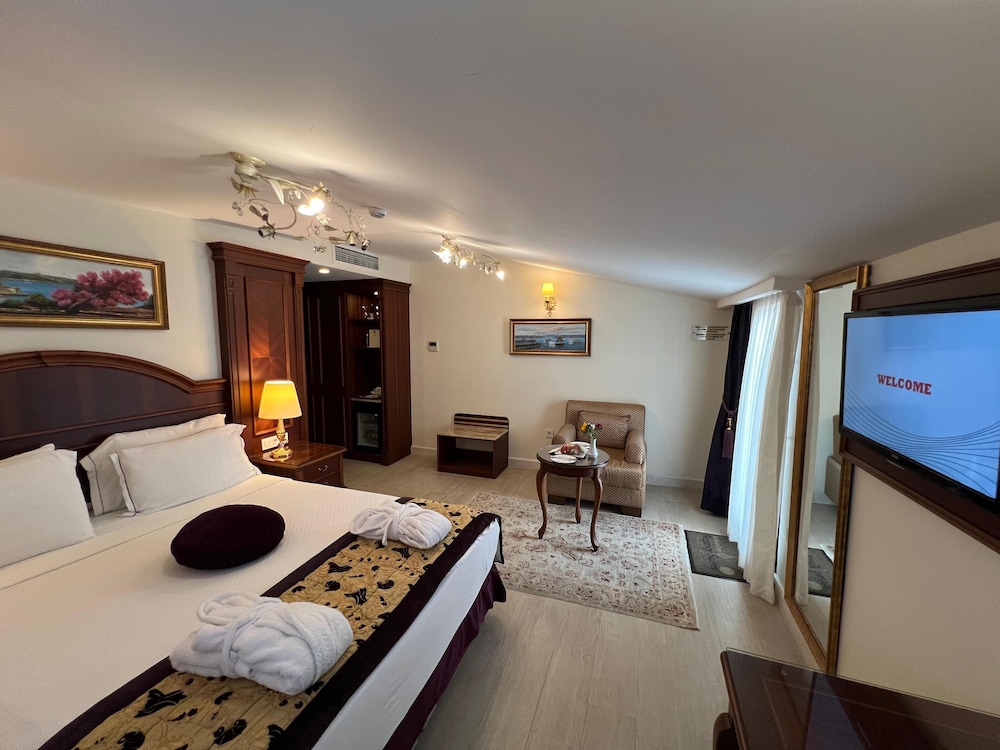 DELUXE, DOUBLE OR TWIN BED