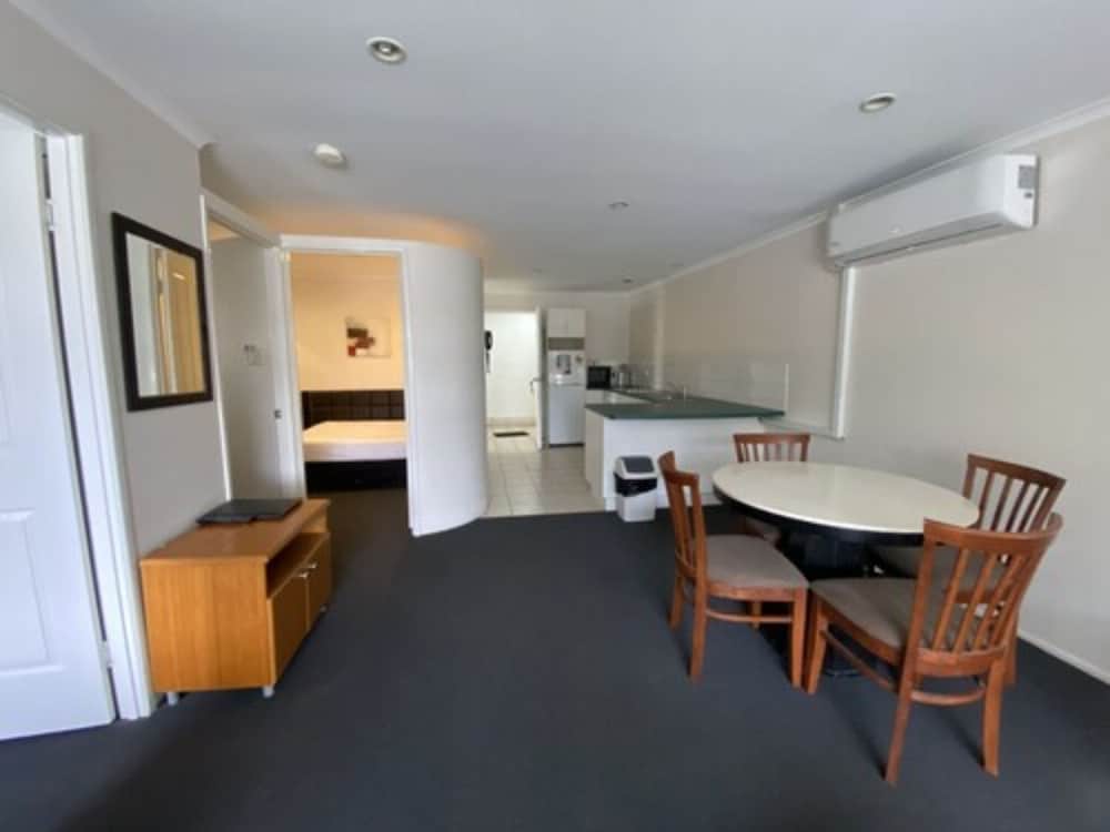 The Cosmopolitan Motel Serviced Apartments 27/48