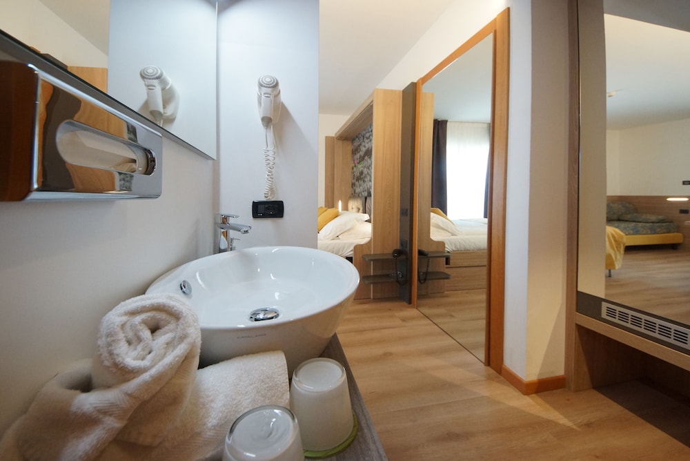 Hotel Ambassador Suite 26/73