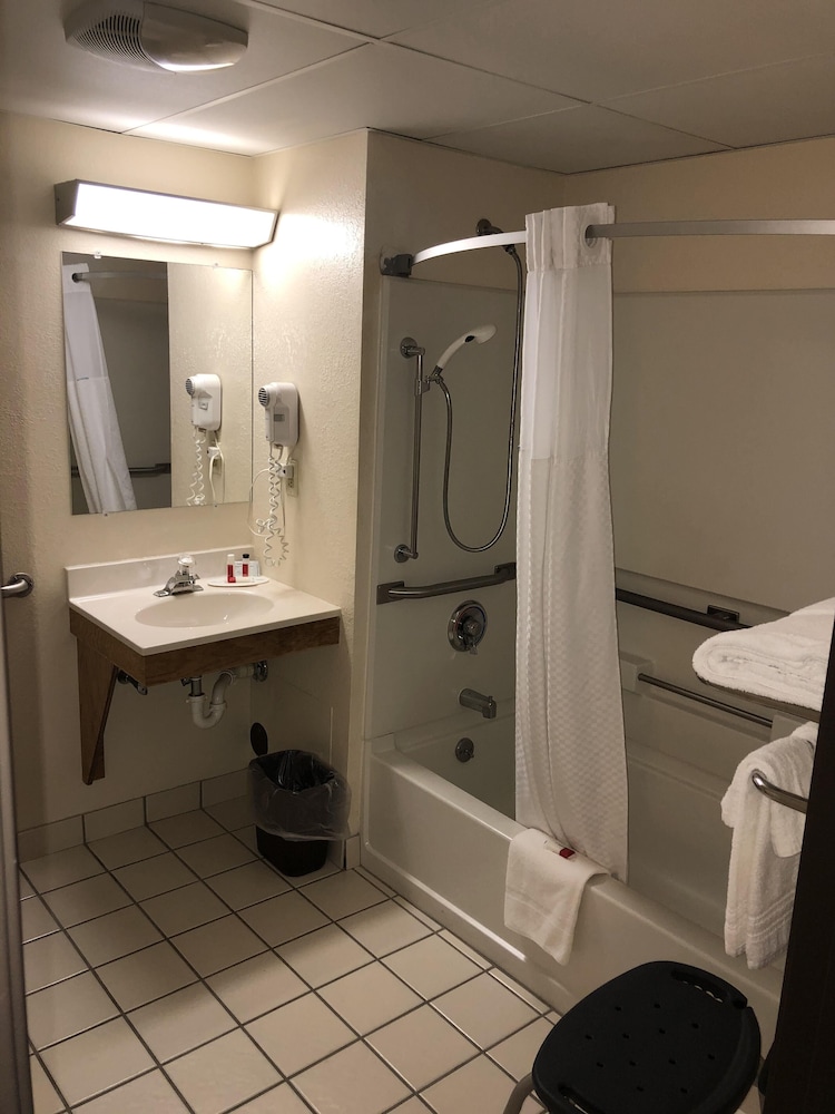 Super 8 By Wyndham Manchester Airport 34/35
