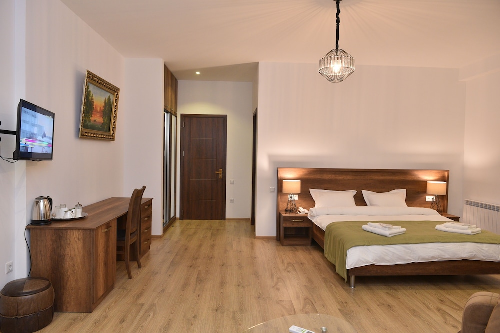 LUXURY, DOUBLE BED, CITY VIEW