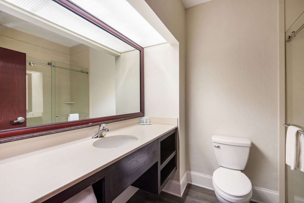 Quality Inn & Suites Quincy - Downtown 12/45