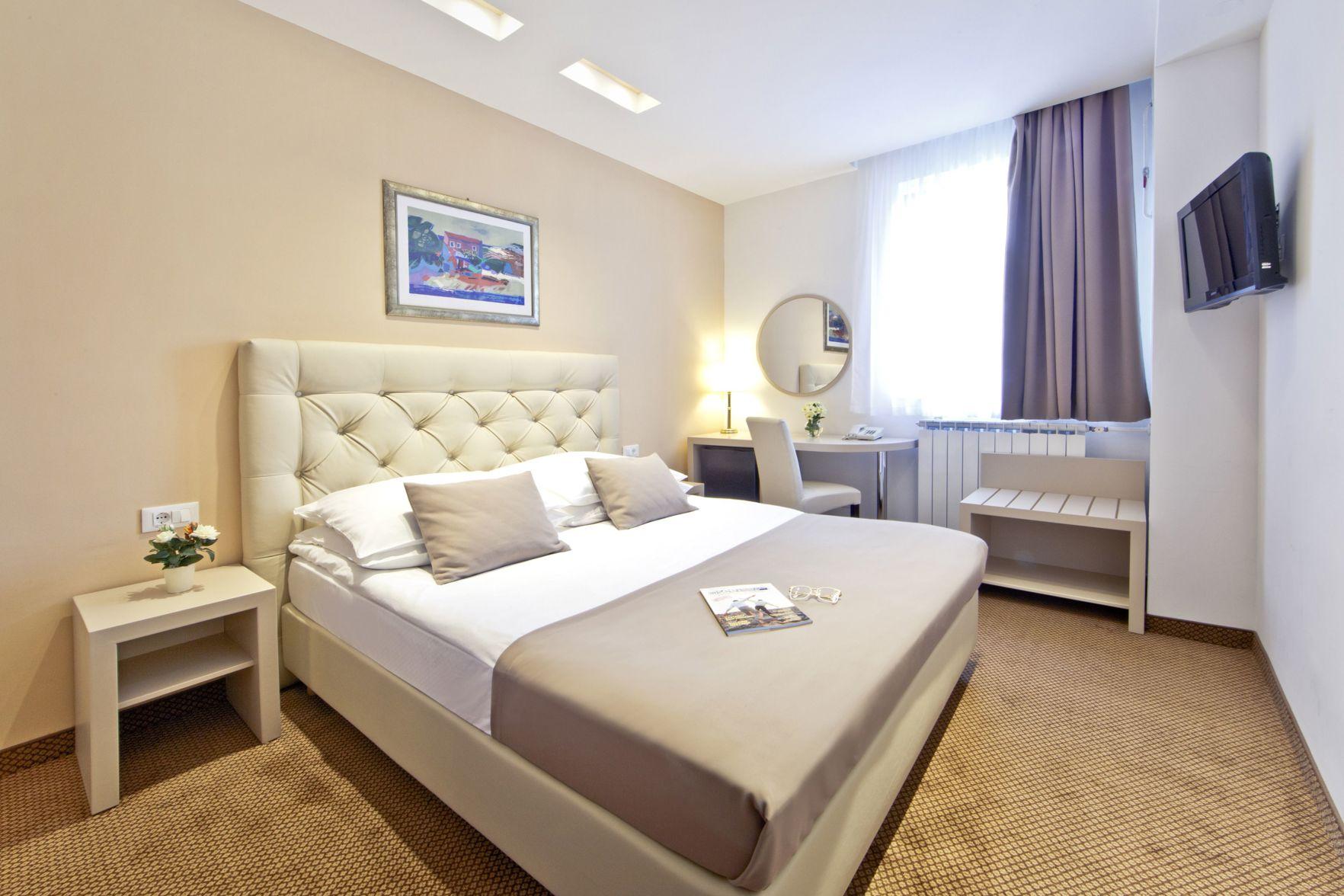 ROOM, QUADRUPLE