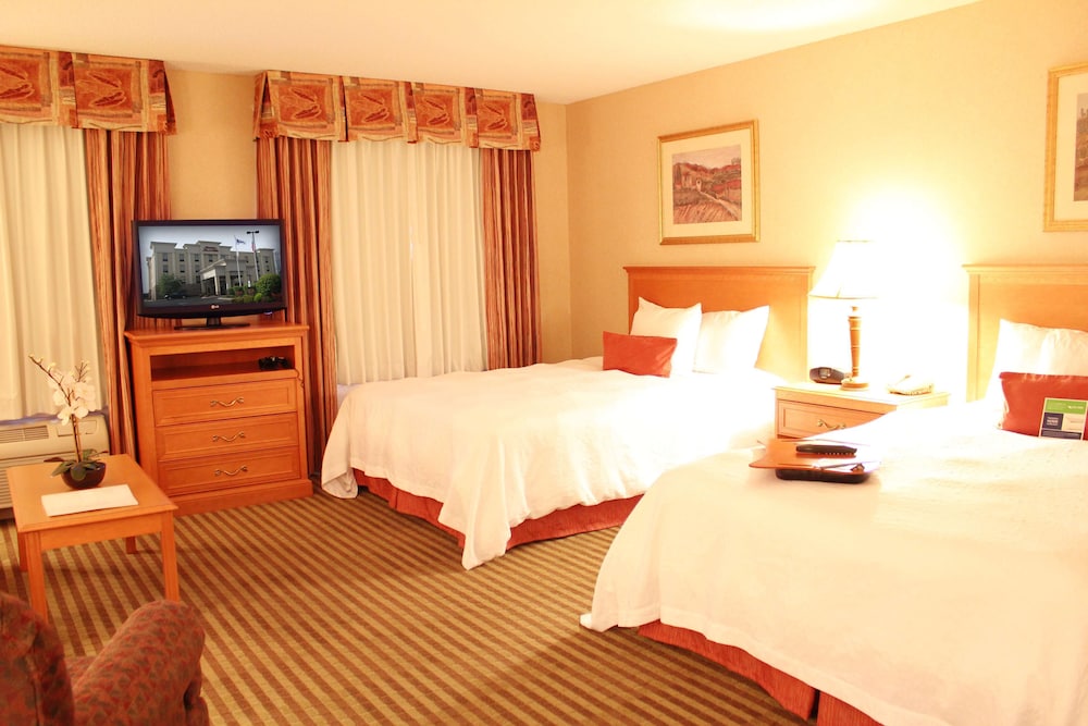 Hampton Inn Suites Addison 18/58