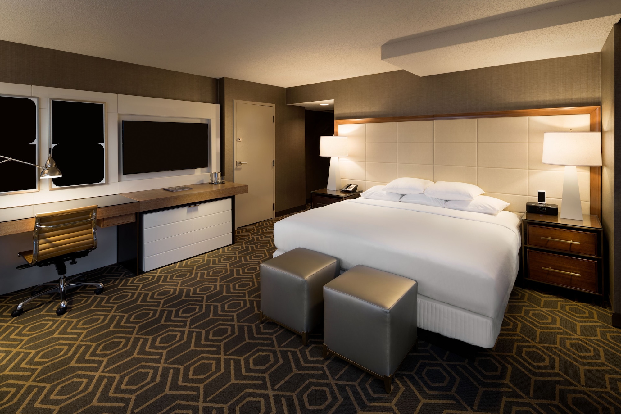 DELUXE, KING BED