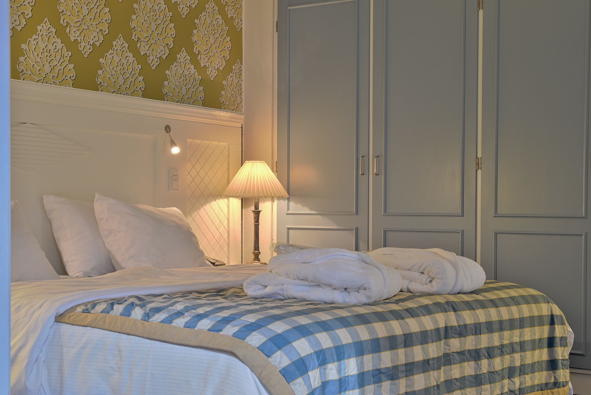 CLASSIC, QUEEN BED