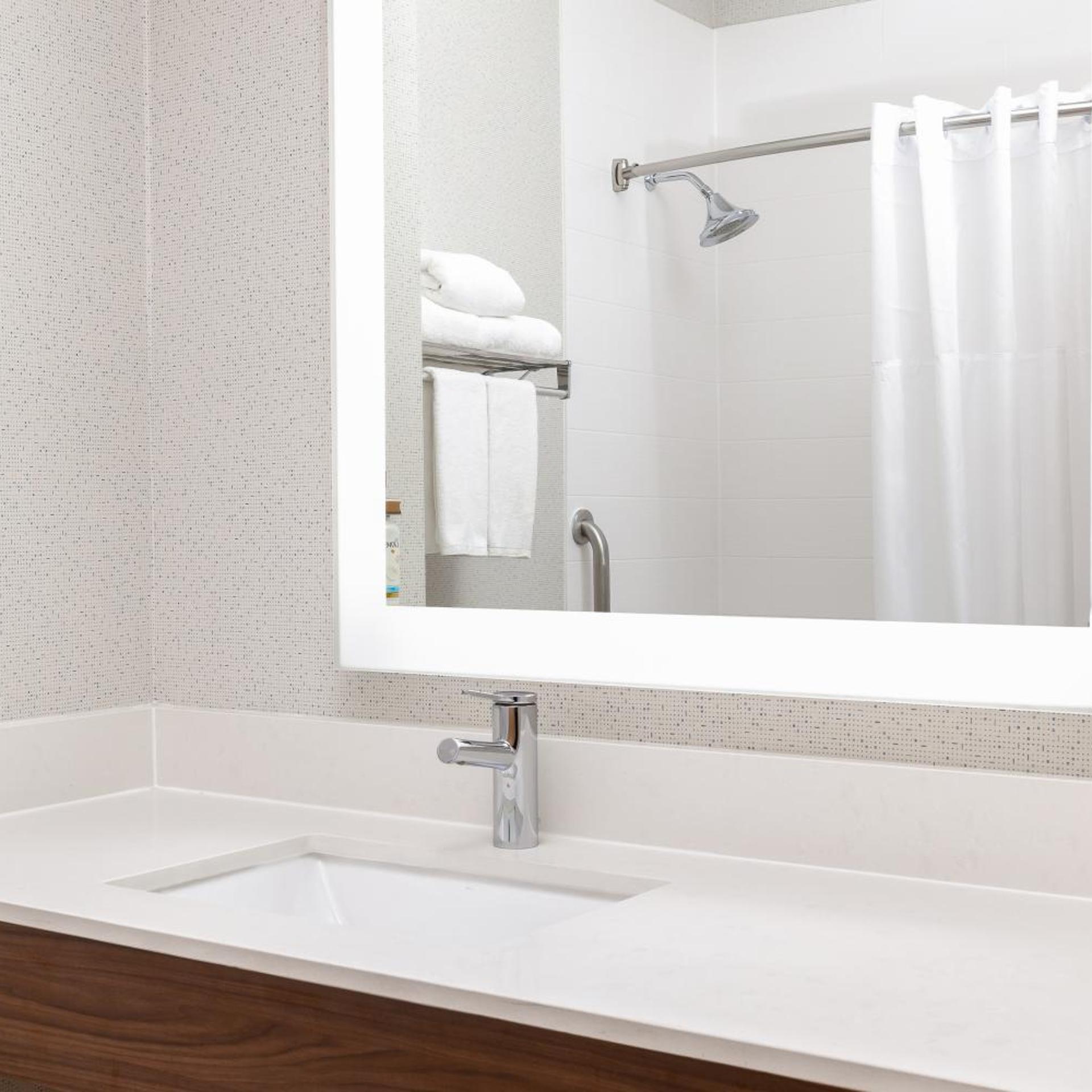جناح بسرير كينج مع أريكة لذوي الإعاقة، Holiday Inn Express & Suites Las Vegas SW Spring Valley, an IHG Hotel 7/7