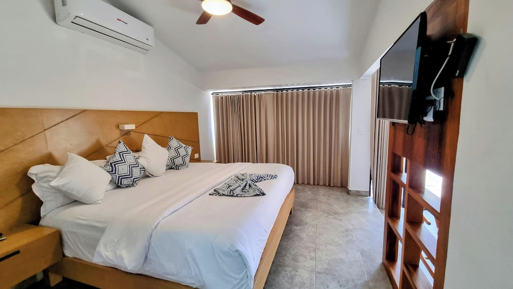 Supreme, King Bed, Partial Ocean View