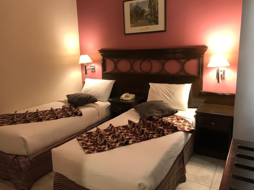 2 BEDROOMS, FAMILY SUITE, KITCHENETTE