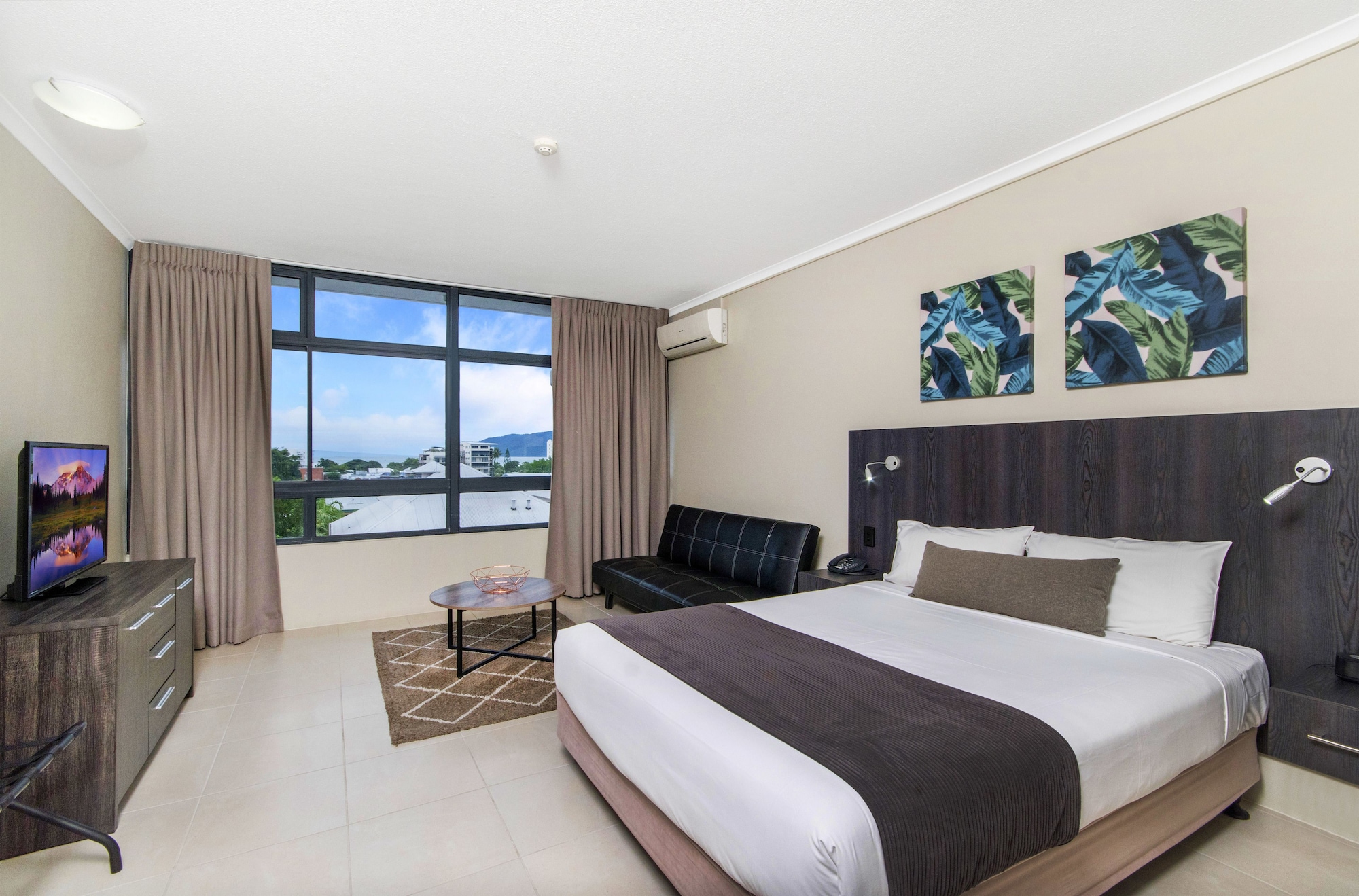 STUDIO, QUEEN BED
